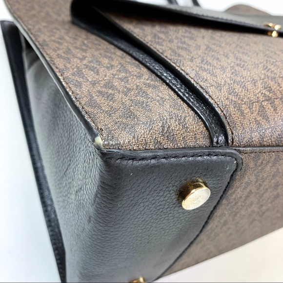 Michael Kors Mercer Signature Extra Large Pocket - Picture 15 of 16